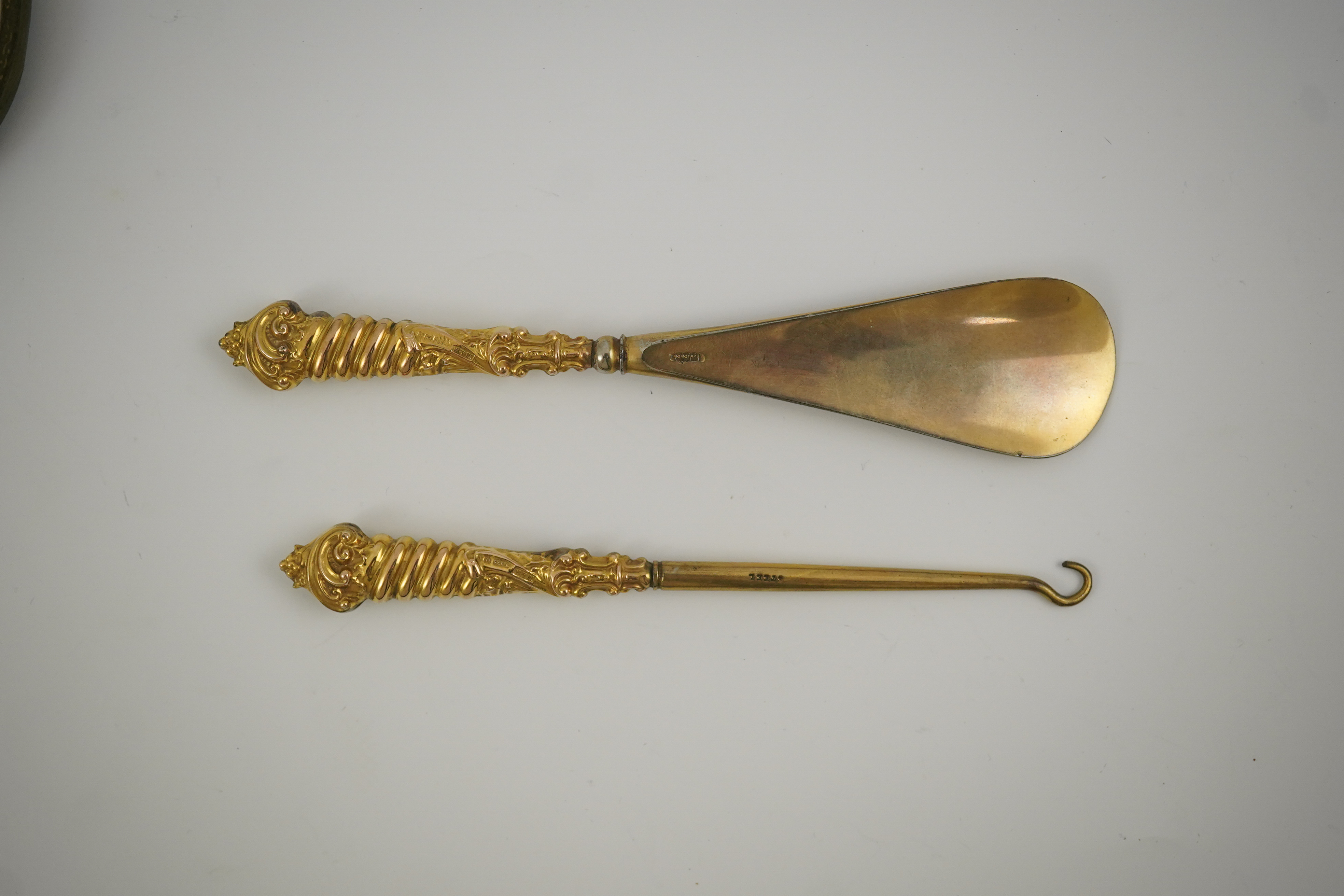 A cased late Victorian 9ct gold handled shoe horn and button hook set